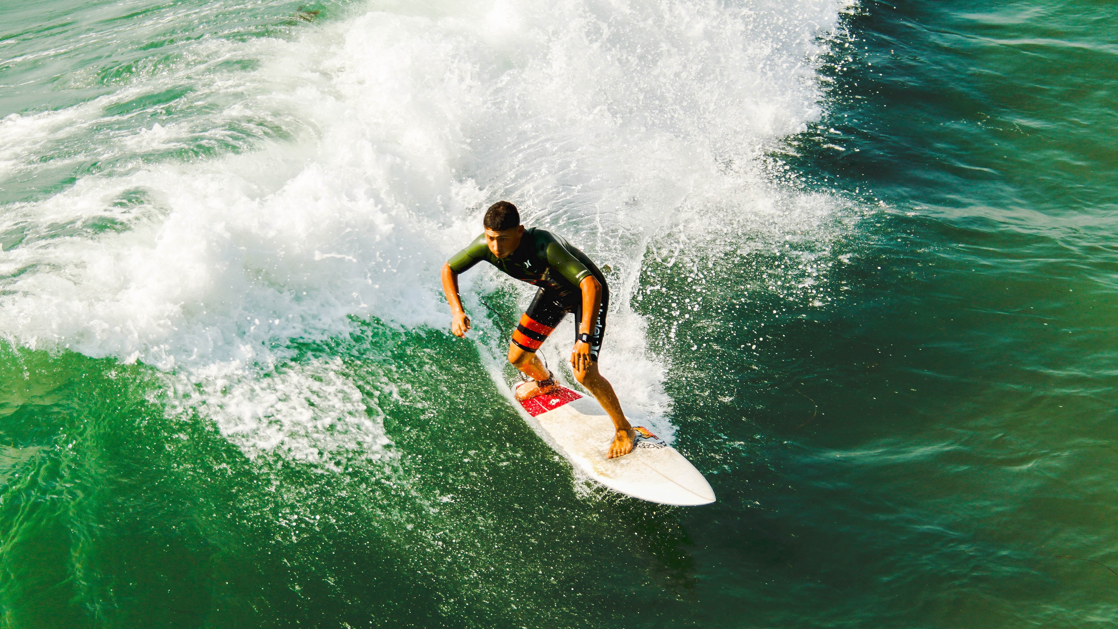 海滩冲浪训练营,感受浪花上的运动激情,海滩冲浪简笔画